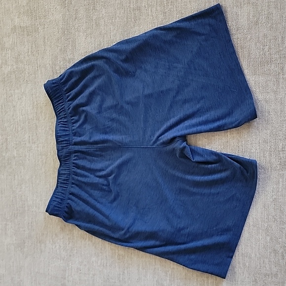 Old navy active breathe on mens shorts - Picture 2 of 3